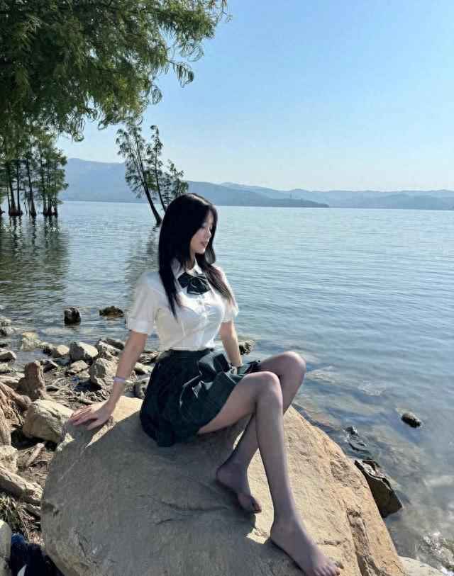 高个子女生白衬衫穿搭示范