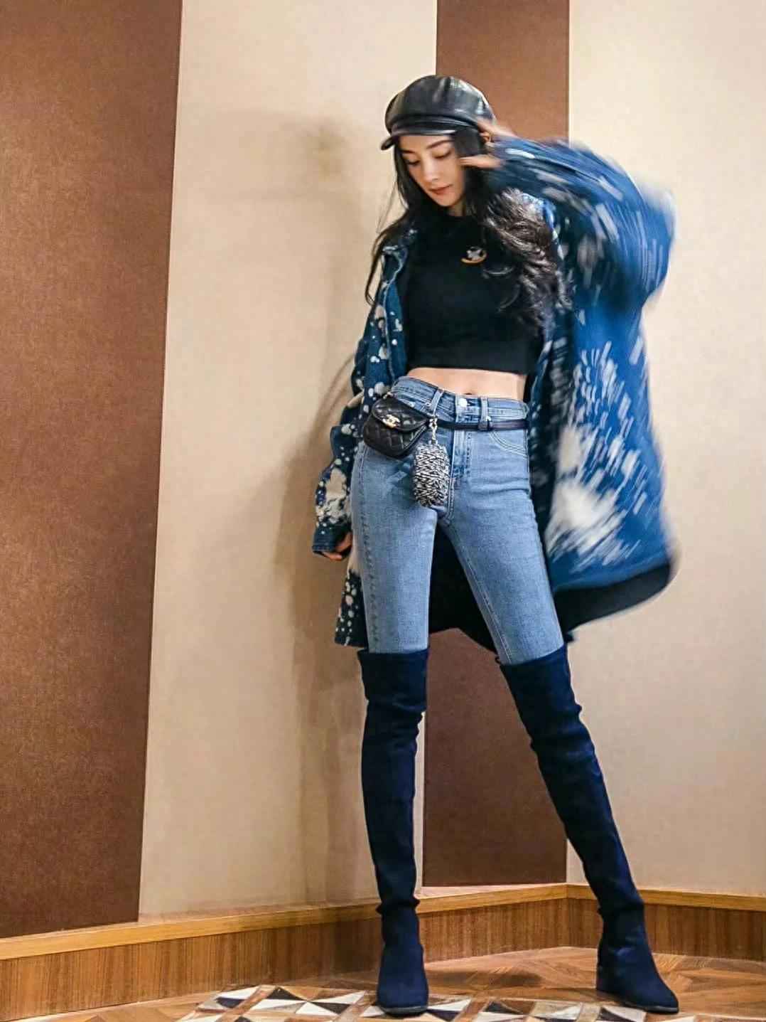 杨幂紧身牛仔裤街拍造型