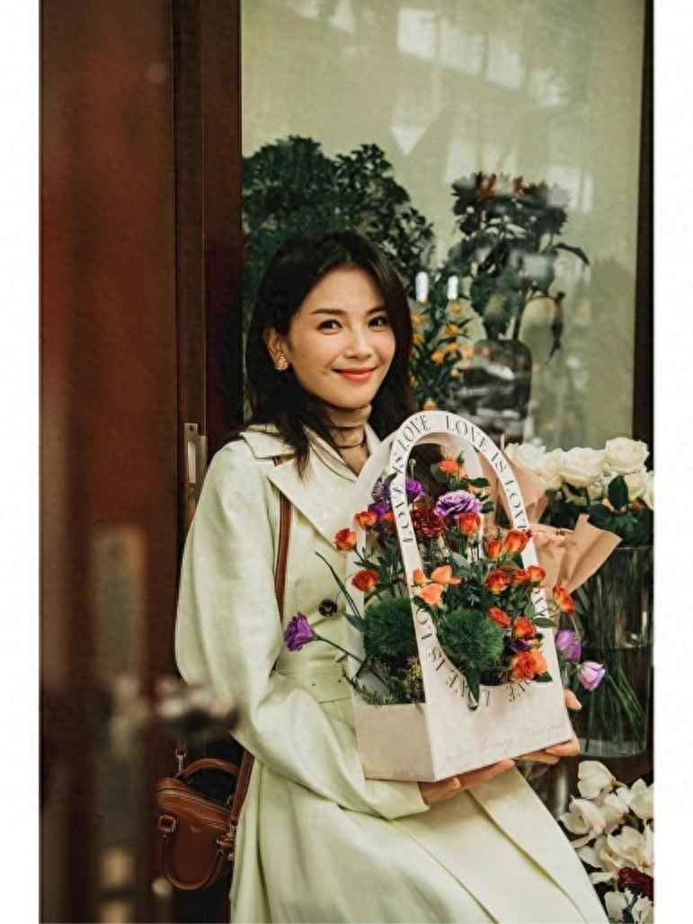 刘涛白色风衣造型展示