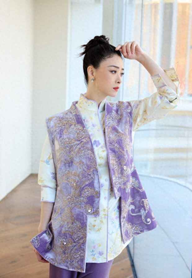 蒋欣紫色新中式套装搭配示例