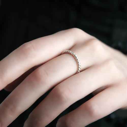 女生右手无名指戴戒指的千层意味