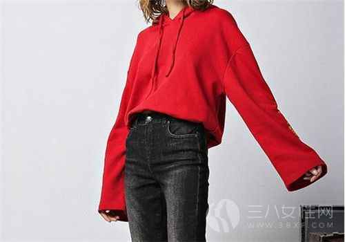卫衣内搭穿搭术 轻松穿出时尚感  第2张