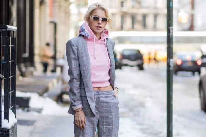 卫衣外面套啥外套最出彩 这些搭配让你时髦一整季