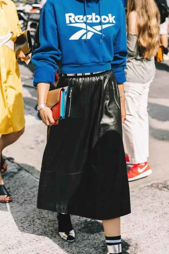 卫衣里面穿什么好这些内搭技巧让你告别单调