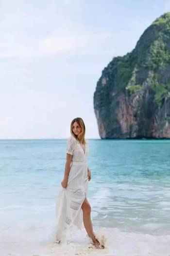 吹着海风踩着浪 这份海边穿搭指南让你美得舒坦又自在