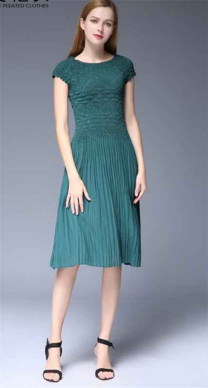 墨绿色裙子与鞋子搭配的色彩妙招  第2张