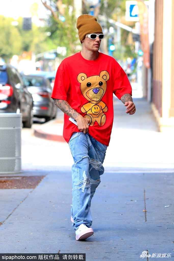 大红色T恤搭配裤子全攻略 穿出你的个性风采