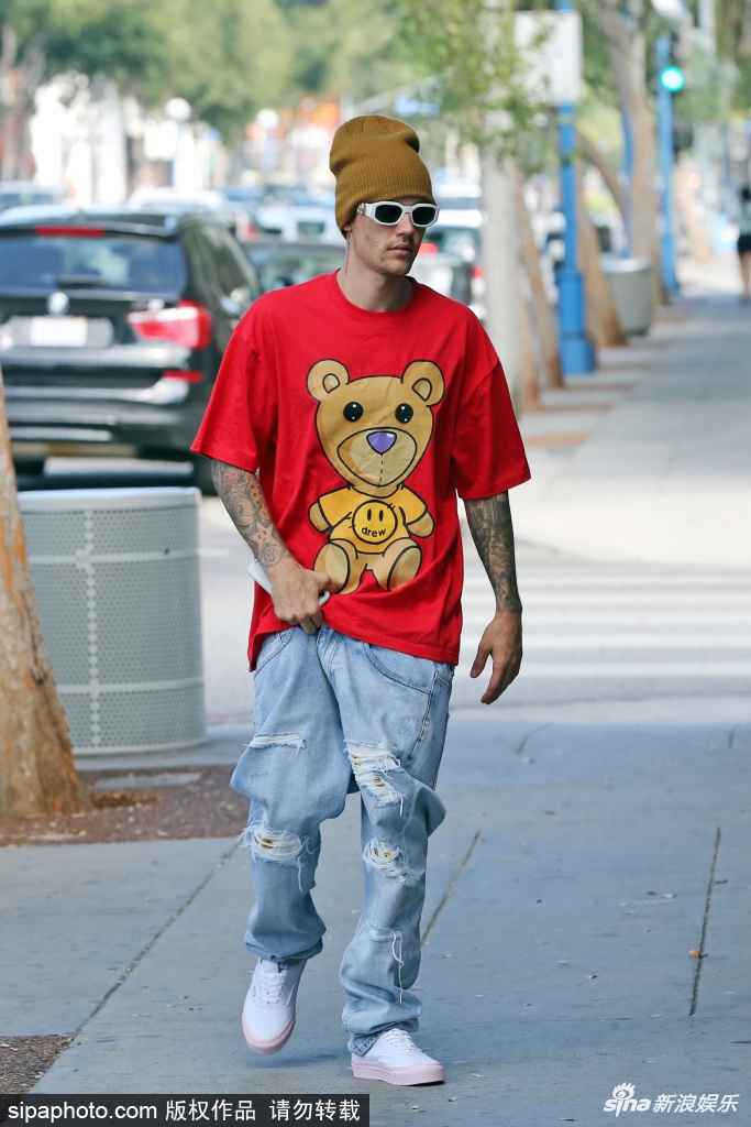 大红色T恤搭配裤子全攻略 穿出你的个性风采  第2张