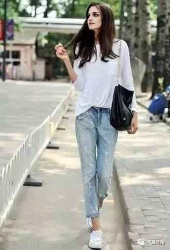 小白鞋怎么搭才不土 这份指南让你穿出高级感  第2张