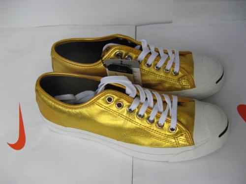 帆布鞋到底是个啥 从战時物资到潮流象征的逆袭之路