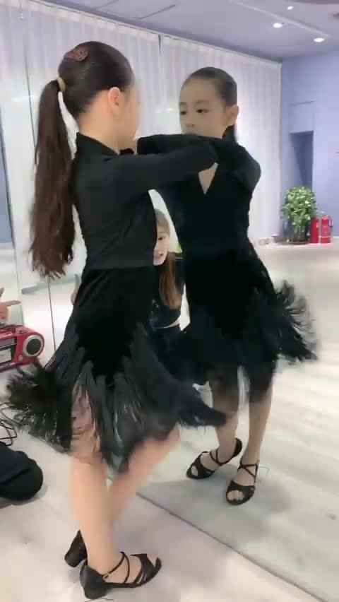 拉丁舞台穿搭全攻略 从舞裙到鞋履的闪亮秘密