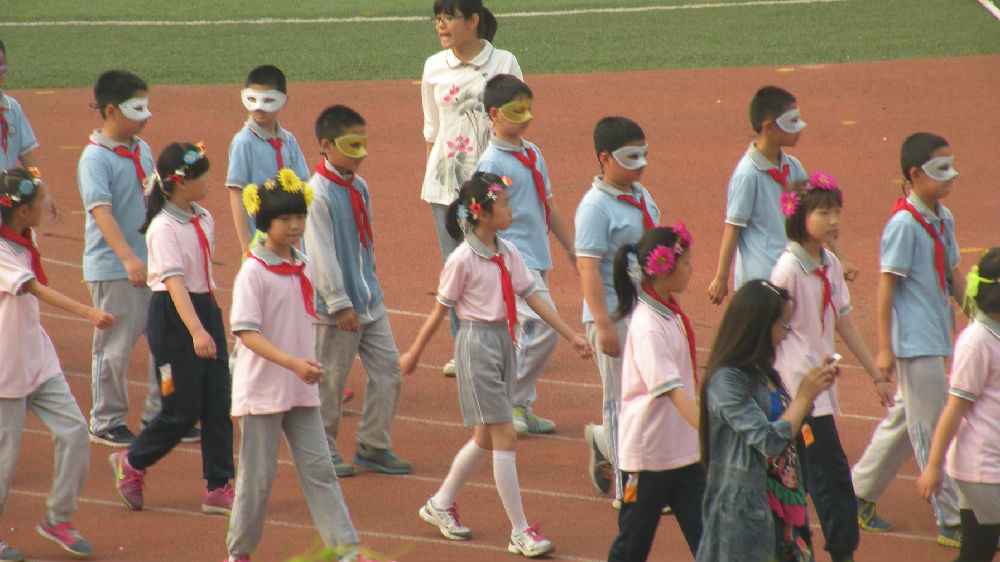 校园运动会穿搭全攻略 穿对衣服让你活力满分又抢镜 第1张 校园运动会穿搭全攻略 穿对衣服让你活力满分又抢镜 第1张