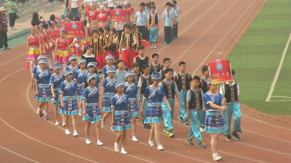 校园运动会穿搭全攻略 穿对衣服让你活力满分又抢镜 第2张 校园运动会穿搭全攻略 穿对衣服让你活力满分又抢镜 第2张