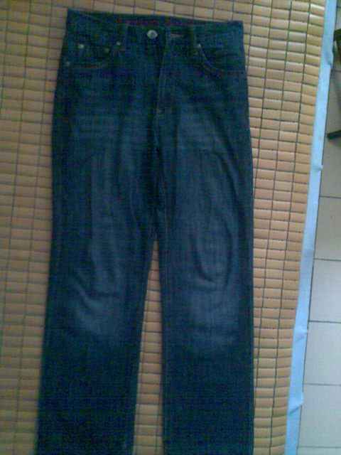 深蓝色牛仔裤配啥上衣好看 这几种配色让你时髦感飙升  第2张