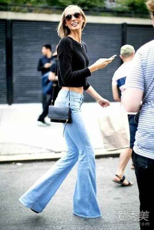 牛仔喇叭裤回归!鞋柜里这双鞋必须翻出来
