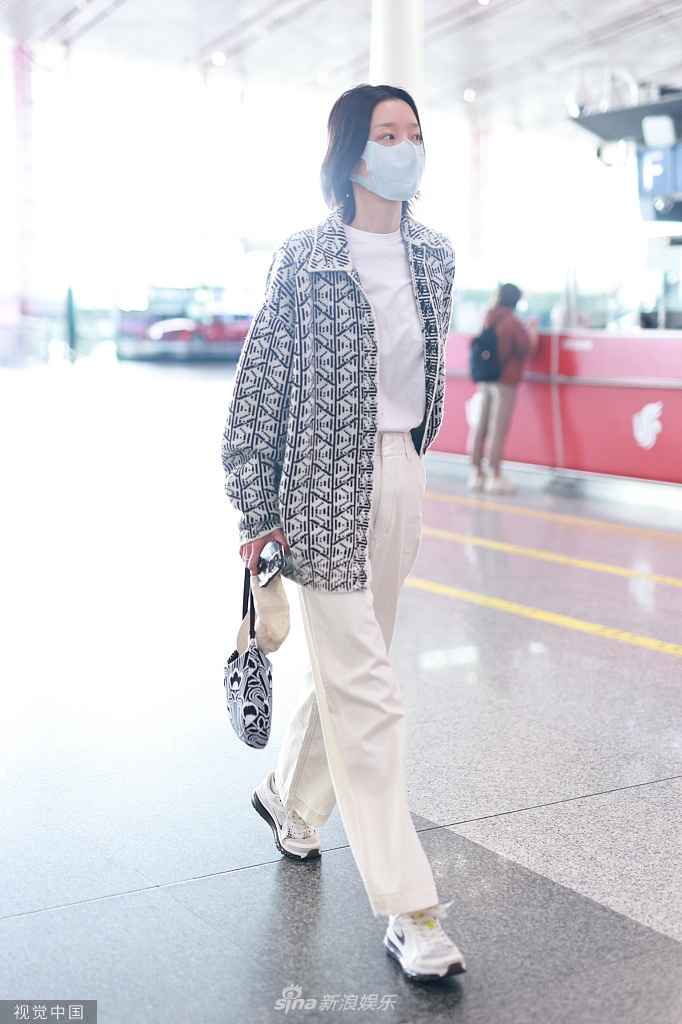 白毛衣配外套指南 基础款穿出高级感的冬日秘诀