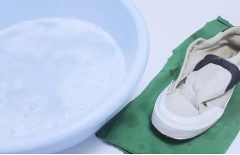 白皮鞋发黄别着急 这些法子让它白回来