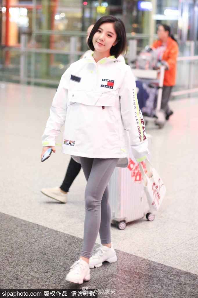 白色外套的打底宝藏搭配 让你美得不重样