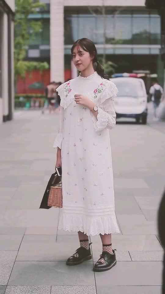 白色裙子配包包配色全攻略 从安全牌到高阶玩家这样搭