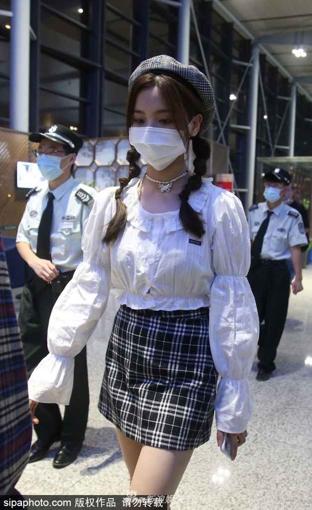 白衬衫加顶帽 造型立刻有腔调