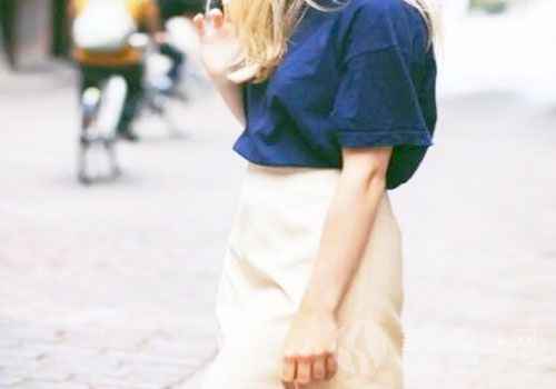 皮肤黄的人穿什么颜色衣服更显白  第2张