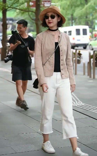 瞧好吧！米色卫衣这么搭裤子，谁穿谁好看  第2张