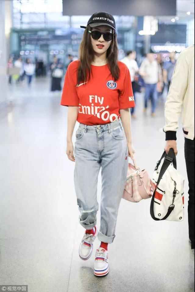 砖红色T恤搭配裤子全攻略 穿出高级感就这么简单