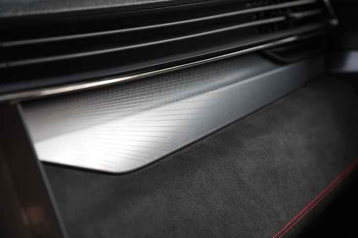 磨砂是啥?从玻璃到皮肤的哑光秘密