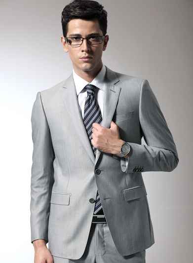 穿对正装的男人,人生战场先赢一半:从职场菜鸟到气场大佬的终极穿搭经
