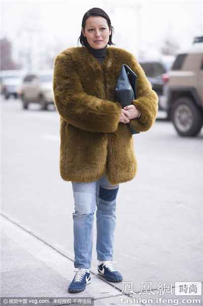 穿貂配裤子有讲究 这么搭保暖又高级不显胖  第2张