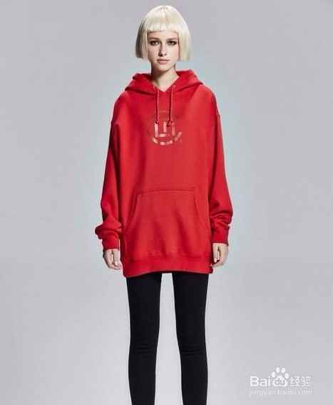 红色卫衣配裤子全攻略 穿对了一条裤子时髦一整季  第2张