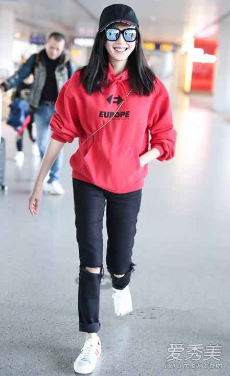 红色卫衣配裤子全攻略 穿对了一条裤子时髦一整季