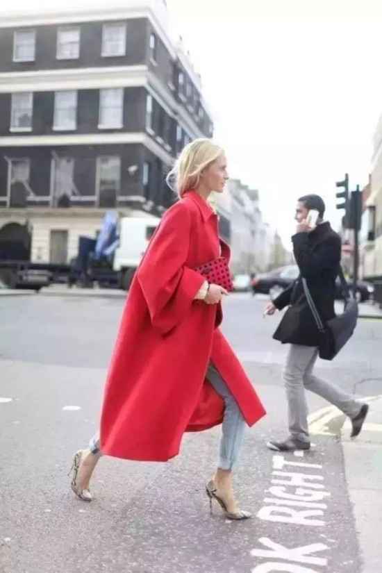 红色外套穿搭经：这几条裤子配出来真带劲